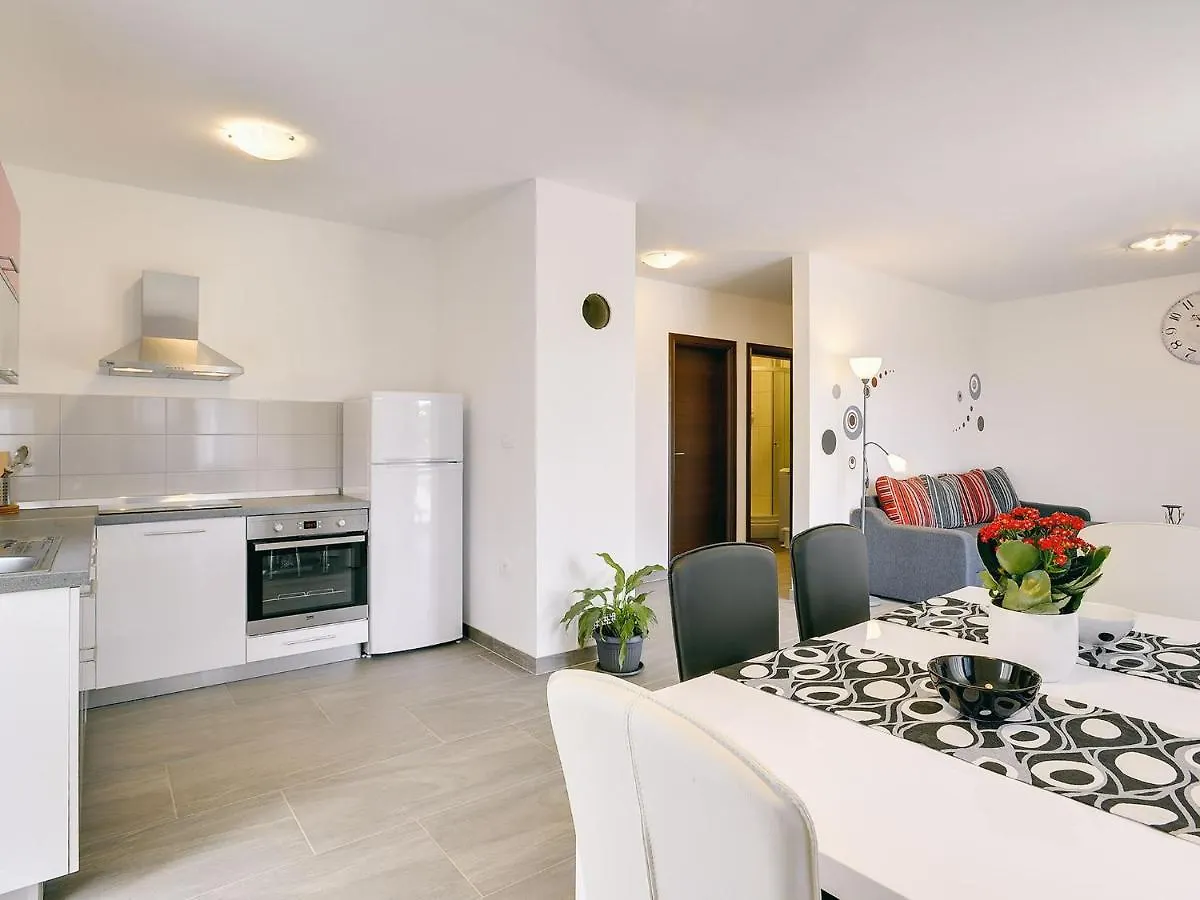 Villa With Pool 1 Km From The Beach Rebici